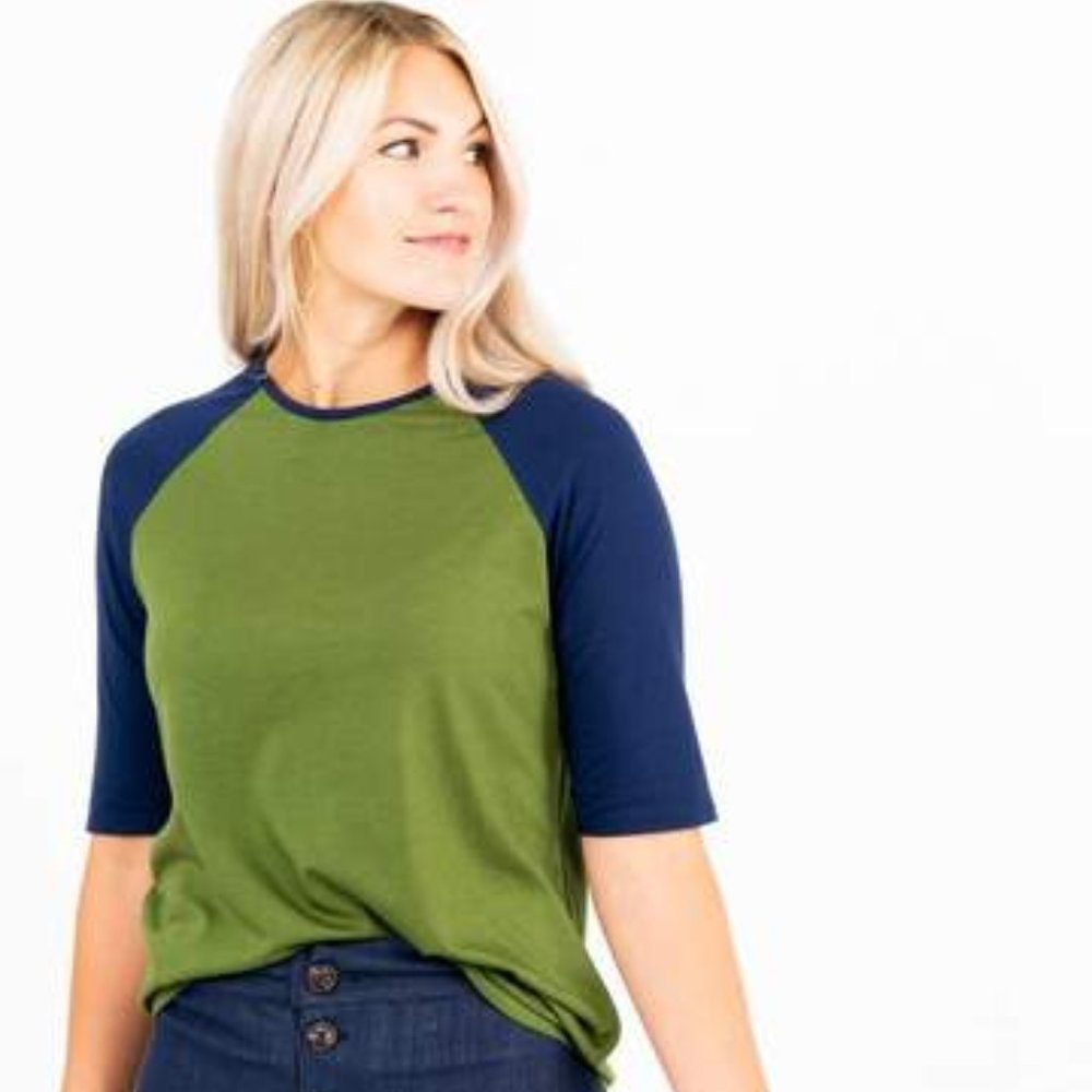 Agnes & Dora NWT Raglan Top Olive with Navy size small